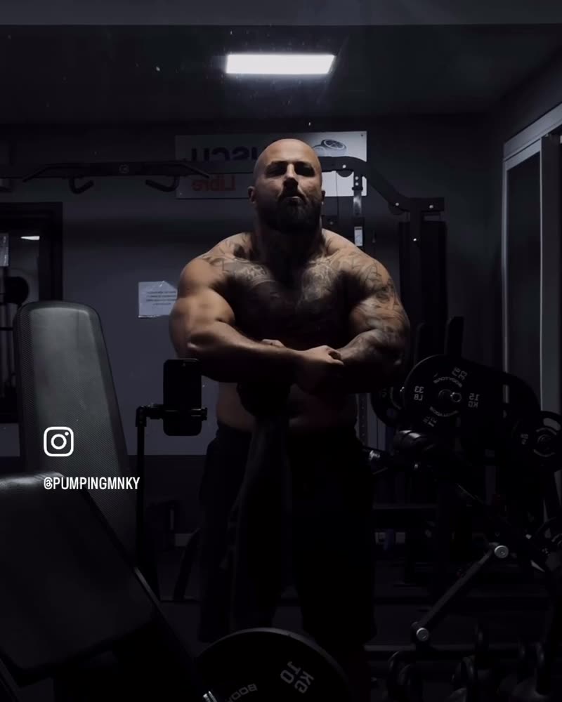 Coach Pumping in Front-Pose im abgedunkelten Gym
