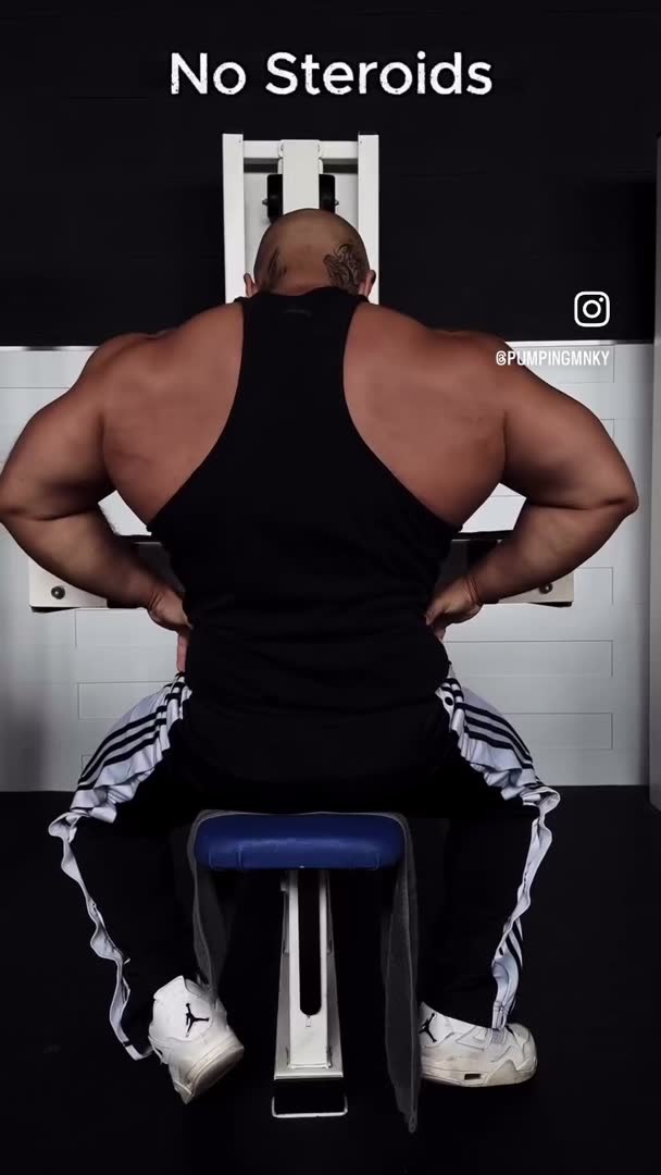 Coach Pumping zeigt eine Rücken-Pose im Gym