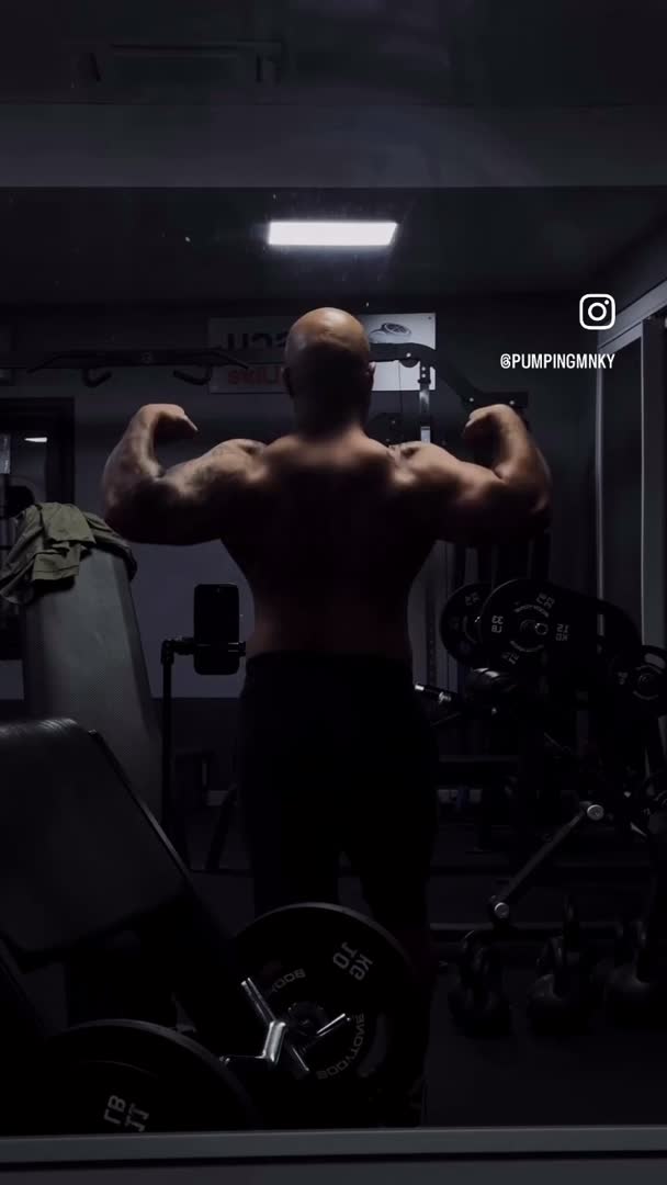 Coach Pumping in der Rücken-Doppelbizeps-Pose